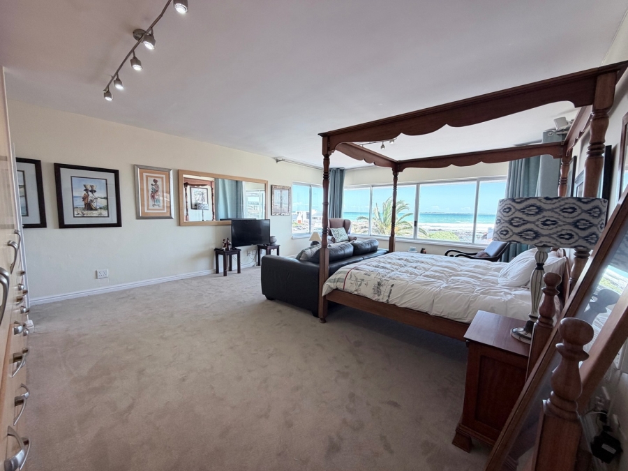 7 Bedroom Property for Sale in Bloubergstrand Western Cape